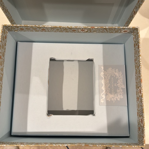 Wedgewood Butterfly Bloom Tea Caddy - Retired Pattern - Picture 7 of 8